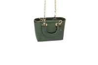 حقيبة نسائية خضراء — لمسة عصرية تكمّل إطلالتك