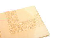 مفرش طاولة فينيل فاخر بنقشة أنيقة – عملي وسهل التن...