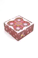 طقم صحن تمر فاخر مع 4 تمريات مزخرفة – لمسة ضيافة أ...