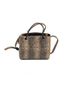 شنطة يد نسائية جلد – أناقة عملية بلمسة عصرية