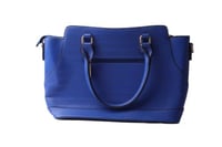 حقيبة نسائية زرقاء أنيقة — تصميم عصري يضيف لمسة مم...