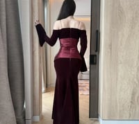 فستان سهرة أنيق من المخمل بأكمام طويلة وفتحة رقبة...