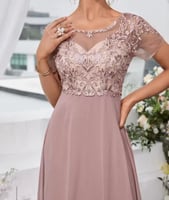 فستان من الشيفون المطرز بالزهور