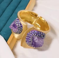 سوار من حجر الجمشت الطبيعي مرصع يدويًا بأحجار الرا...