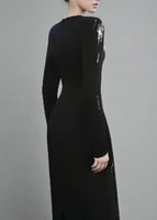 فستان طويل الأكمام بقصة عمودية ضيقه و مزين بتطريزا...