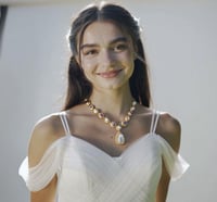 عقد فرنسي الطراز من اللؤلؤ الطبيعي و الكريستال الب...