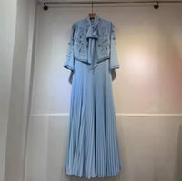 فستان أنيق بجاكيت مطرز بالفصوص مناسب للأمهات وللسه...