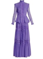 فستان أنيق بأكمام طويلة مزين بالدانتيل