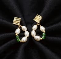 تشكيلة من حلق اللؤلؤ الطبيعي المطلي بالذهب