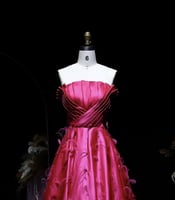 فستان سهرة جاهز من الحرير اللامع الفاخر باللون الف...