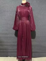 فستان سهرة بياقة مزينه باللؤلو والخرز مطوية ورباط...