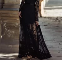 فستان أنيق بتصميم كلاسيكي من الدانتيل بأكمام طويلة...