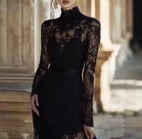 فستان أنيق بتصميم كلاسيكي من الدانتيل بأكمام طويلة...