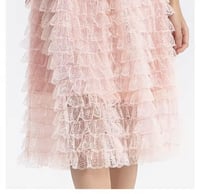 فستان أنيق بتصميم فرنسي مزين بدانتيل ناعم متعدد ال...