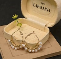 تشكيلة من حلق اللؤلؤ الطبيعي المطلي بالذهب