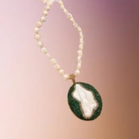 قلادة من اللؤلؤ الطبيعي المزين بالكريستال التشيكي...