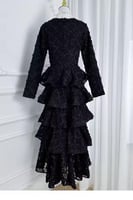 فستان أنيق بياقة دائرية متعدد الطبقات ومكشكش