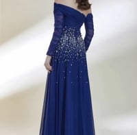 فستان مصمم خصيصاً، أنيق، بتصميم كلاسيكي، مزين بالك...