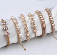 تشكيلة رائعه من الأساور صناعه يدويه من اللؤلؤ الطب...