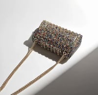 حقيبة كتف مرصعة بكريستالات اليشم