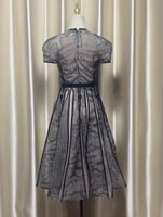 فستان أنيق بتصميم كلاسيكي مطرز بالدانتيل والشبك