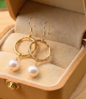 تشكيلة من حلق اللؤلؤ الطبيعي المطلي بالذهب