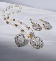 طقم مكون من ٣ قطع من اللؤلؤ الطبيعي المميز