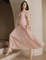 فستان أنيقًا ومناسبًا للمناسبات الرسمية والمسائية،...