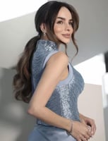 طقم من قطعتين باللون الأزرق الفاتح بدون أكمام من V...