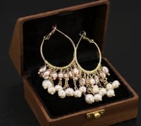 تشكيلة من حلق اللؤلؤ الطبيعي المطلي بالذهب