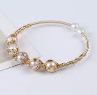 تشكيلة رائعه من الأساور صناعه يدويه من اللؤلؤ الطب...