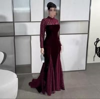 فستان طويل بتصميم كلاسيكي، مزين بالدانتيل المخملي،...