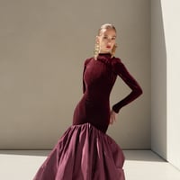 فستان سهرة فخم بلون عنابي من المخمل والتفته