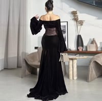 فستان سهرة أنيق من المخمل بأكمام طويلة وفتحة رقبة...