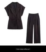 بدلة نسائية أنيقة من بنطلون سادة طويل بكسرات و صدر...