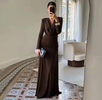 فستان أنيق بسيط مطوي، بخصر منسدل وفتحة رقبة على شك...