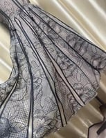 فستان أنيق بتصميم كلاسيكي مطرز بالدانتيل والشبك