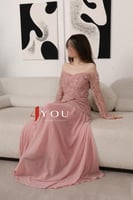 فستان وردي ناعم أوف شولدر بتطريز لامع وتنورة شيفون