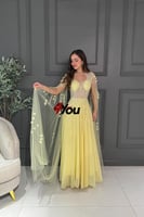 فستان سهرة أصفر طويل بتصميم تول مطرّز وكاب شفاف أن...