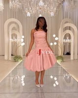 فستان قصير منفوش ب بكسر وكتف مكشوف باللون الوردي