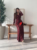 فستان سهرة بورغندي مطرز بترتر لامع بتصميم لفّ وأكم...