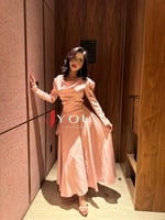 فستان وردي بطبقة امامية بطول مائل