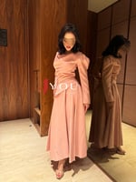 فستان وردي بطبقة امامية بطول مائل