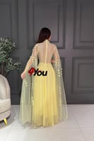 فستان سهرة أصفر طويل بتصميم تول مطرّز وكاب شفاف أن...