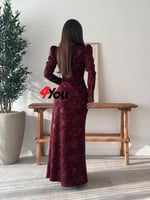 فستان سهرة بورغندي مطرز بترتر لامع بتصميم لفّ وأكم...