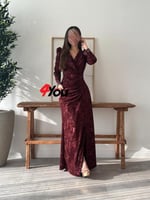 فستان سهرة بورغندي مطرز بترتر لامع بتصميم لفّ وأكم...