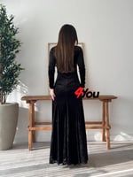 فستان سهرة أسود مخملي بأكمام طويلة وتفاصيل دانتيل...