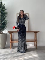 فستان سهرة كحلي طويل مطرز بالكامل بالترتر اللامع ب...