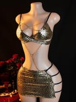 لانجري مثير بطبعة جلد الفهد يتميز بتفاصيل سلاسل ذه...