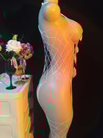 شبكي أبيض يتميز بتفاصيل فيونكات ساتان بيضاء على طو...